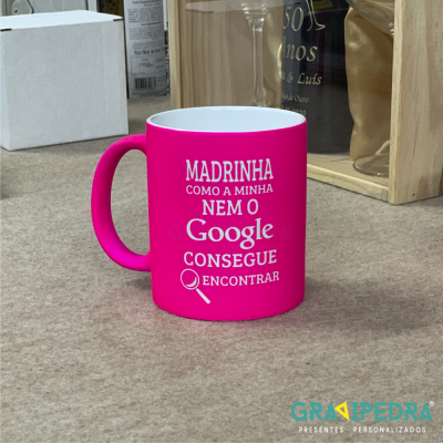 Caneca cor-de-rosa com texto divertido para madrinha