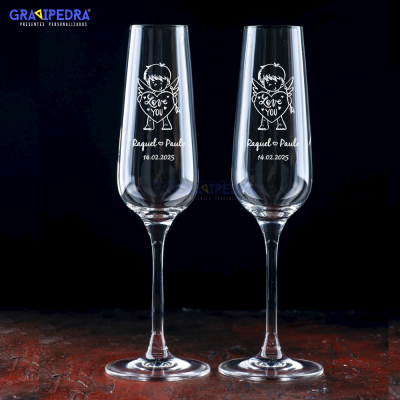 Dois copos de champanhe transparentes com gravura branca com anjo e texto love YOU, nomes e data.
