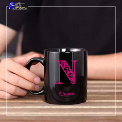 Caneca preta com letra N e nome Neuza em rosa