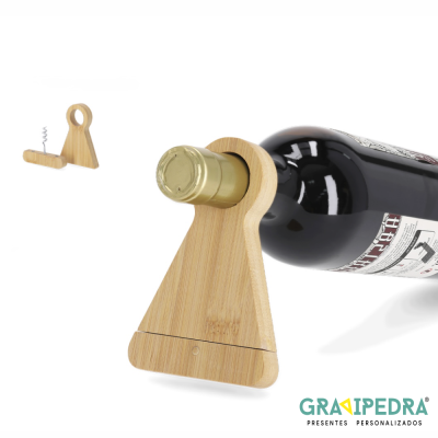 Suporte de madeira para garrafa de vinho com saca-rolhas, sobre fundo branco