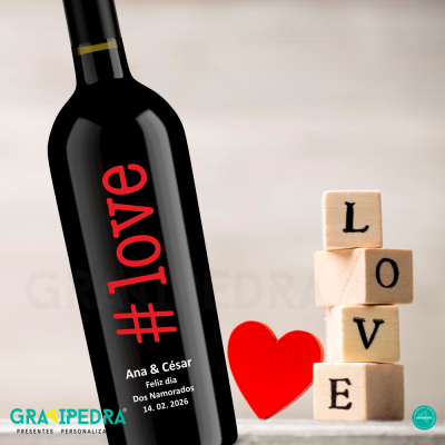 Garrafa preta personalizada com texto #love e cubos de madeira com letras formando LOVE ao lado de um coração vermelho