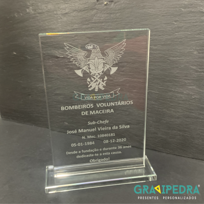 Troféu de vidro translúcido com gravação em português dos Bombeiros Voluntários de Maceira e homenagem a José Manuel Vieira da Silva