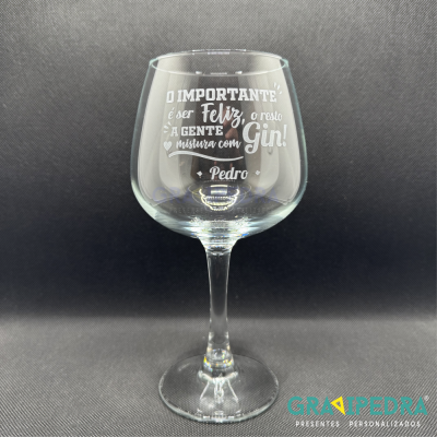 Copo de vidro para gin personalizado com texto em branco sobre fundo preto