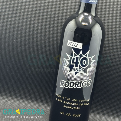 Garrafa de vinho personalizada para 40 anos de Rodrigo com mensagem comemorativa.