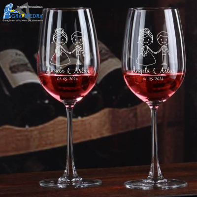 Dois copos de vinho personalizados com desenho de casal e texto Angela & Artur 01.05.2024
