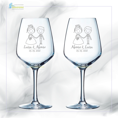 Duas taças de vidro de vinho com gravuras de noivos e nomes Luísa & Afonso e Afonso & Luísa com data 05 05 2020