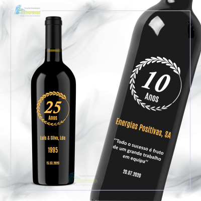 Duas garrafas de vinho preto com rótulos comemorativos em dourado e branco.
