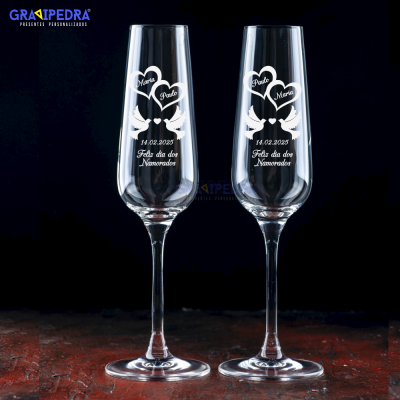 Duas taças de cristal personalizadas com corações e texto para dia dos namorados