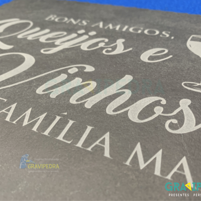 Placa ou superfície cinza com texto em branco e desenho de taça de vinho