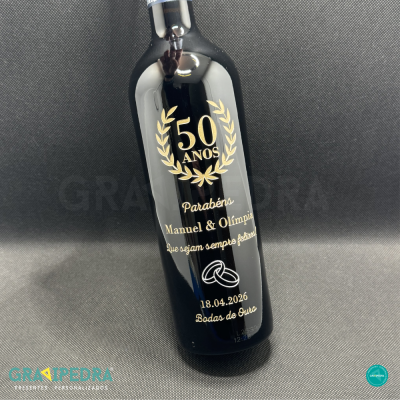 Garrafa preta com gravação dourada comemorativa de 50 anos de casamento