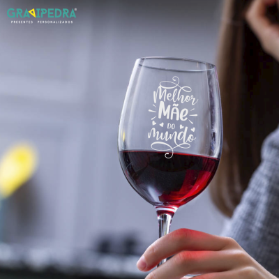 Copo de vinho com texto 'Melhor Mãe do mundo' e vinho tinto