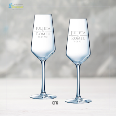 Dois copos de vidro transparente com texto gravado JULIETA & ROMEU 29.08.2021