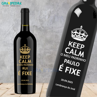 Duas garrafas de vinho tinto personalizadas com texto KEEP CALM para padrinho