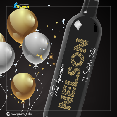 Garrafa de vinho preta com texto dourado e branco em fundo preto com balões dourados e prateados