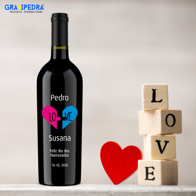Garrafa de vinho com rótulo 'Pedro LOVE Susana' e cubos de madeira com a palavra LOVE