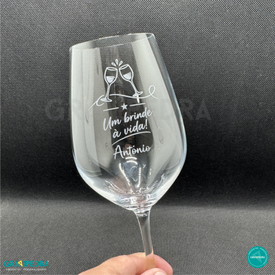 Copo de vinho com gravação personalizada em vidro transparente