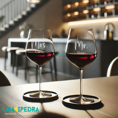Dois copos de vinho com texto personalizado num ambiente de cozinha moderno.