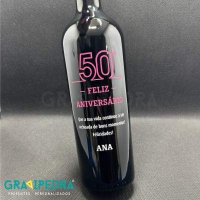 Garrafa preta personalizada para 50º aniversário com texto em rosa e branco