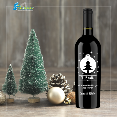 Garrafa de vinho com rótulo de Natal e decoração temática ao fundo
