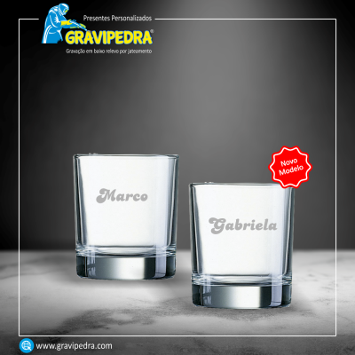 Dois copos com nomes gravados Marco e Gabriela