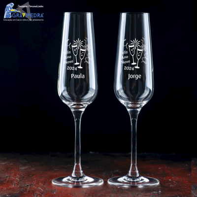 Duas taças de champanhe personalizadas com nomes e mensagem de Ano Novo 2024.