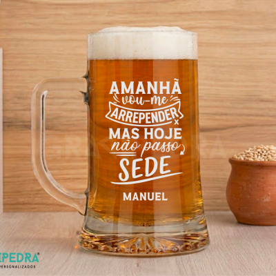 Caneca de vidro com cerveja e texto branco personalizada