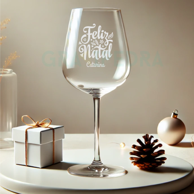 Copo de vinho personalizado Feliz Natal Catarina com decoração natalícia