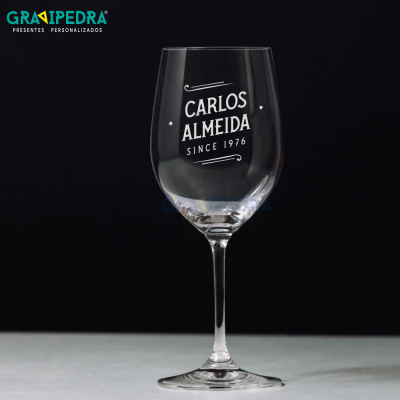 Taça de vinho transparente gravada com texto branco