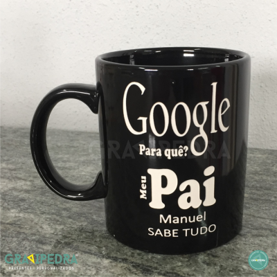 Caneca preta com texto branco Google Para quê? Meu Pai Manuel SABE TUDO