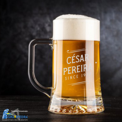 Copo de cerveja com texto personalizado em vidro transparente