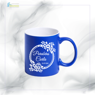Caneca azul com interior branco e decoração floral branca com texto Parabéns Carla 01-07-2020
