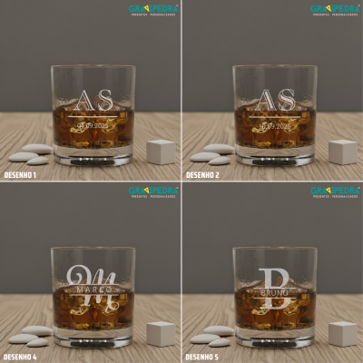 Quatro copos de vidro com gravuras personalizadas em bebida castanha em fundo cinza