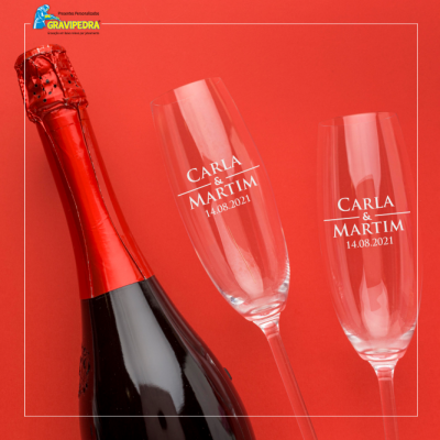 Garrafa de espumante vermelha com duas flutes personalizadas com nomes e data