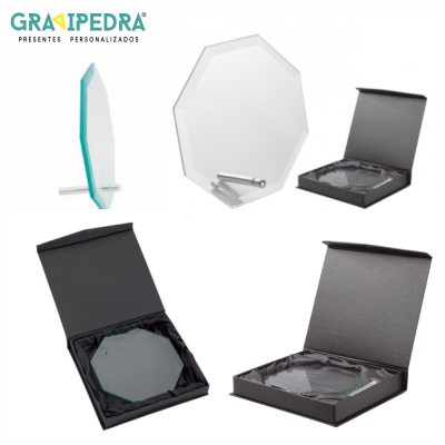 Prismas de vidro octogonais transparentes com bordas azuis em suportes metálicos e embalagem preta aberta