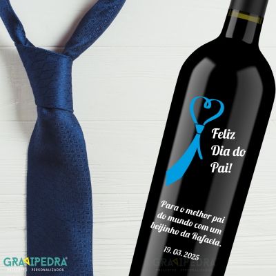 Gravata azul ao lado de garrafa de vinho com etiqueta para Dia do Pai