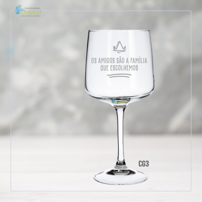Taça de vidro transparente com texto gravado e desenho