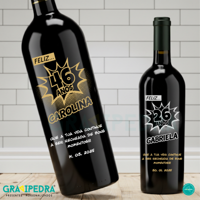Duas garrafas de vinho preto com rótulos personalizados para aniversários em fundo branco