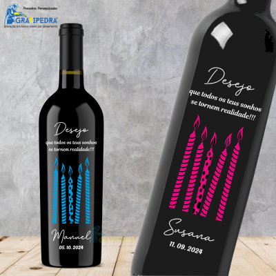 Garrafa de vinho preta com etiqueta personalizada com velas azuis e rosa e texto em português.
