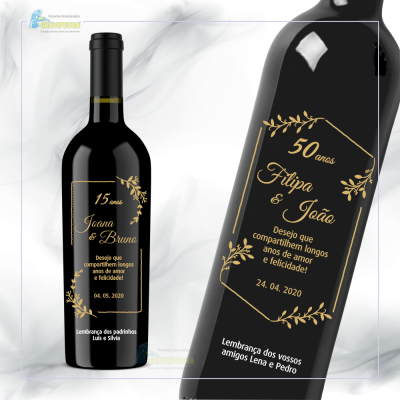 Garrafa de vinho tinto personalizada para celebração de 15 anos com texto dourado em rótulo preto