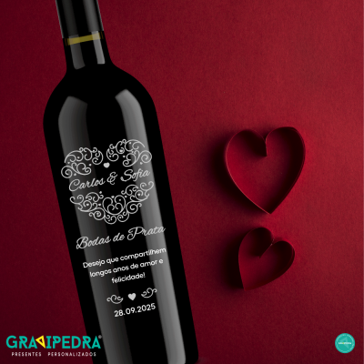 garrafa de vinho personalizada bodas de prata sobre fundo vermelho com corações de papel