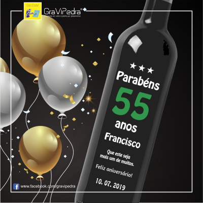 Rótulo preto personalizado numa garrafa de vinho para aniversário com balões dourados e prateados no fundo.
