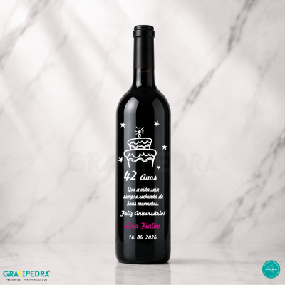 Garrafas de vinho personalizadas com etiqueta de aniversário 42 anos em fundo de mármore