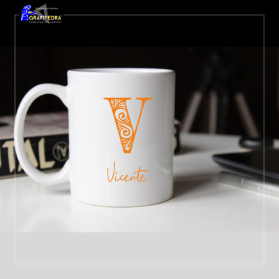 Caneca branca com letra V e nome Vicente em laranja