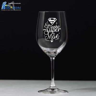 Taça de vinho de vidro transparente com gravação branca 'Eu tenho uma Super Mãe'