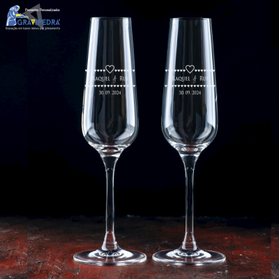 Dois copos de champanhe gravados com nome e data em vidro transparente
