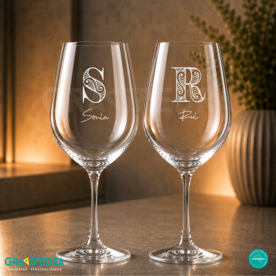 Dois copos de vinho personalizados com as letras S e R e nomes Sónia e Rui