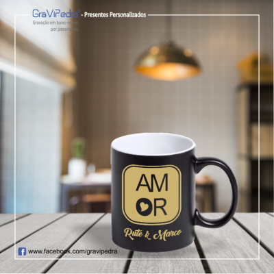 Caneca preta com design amarelo e nomes Rute & Marco sobre mesa de madeira