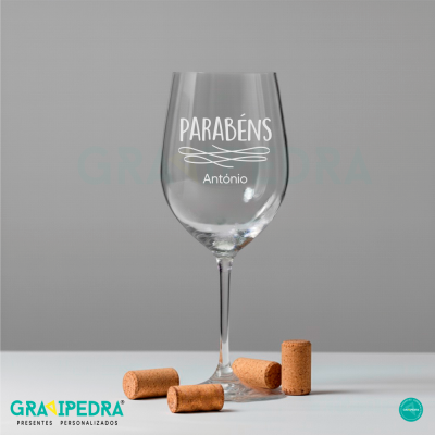 Taça de vidro gravada com texto 