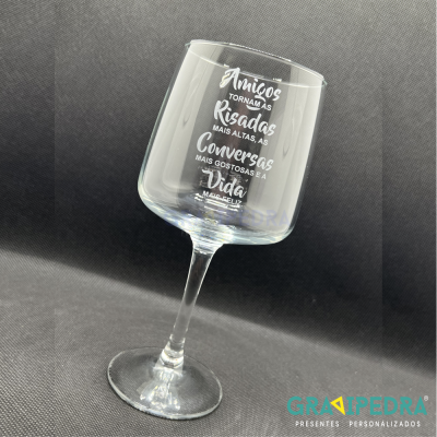 Copo de vidro transparente com texto em branco e fundo cinzento escuro