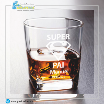 Copo de vidro gravado com texto 'SUPER S PAI Manuel 19.03.2021'
